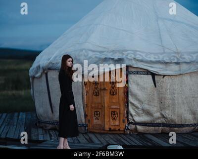 Une femme vêtue près de la maison traditionnelle mongole yourt Banque D'Images