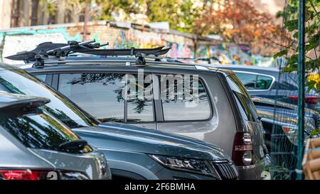 la cour des maisons du quartier résidentiel de la ville est rempli de voitures garées Banque D'Images