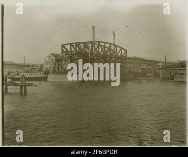 Vue sur le port de Göteborg. L'actuel pont de Marieholm a été construit en 1908 et a été pris en mars 1909. Il a été remplacé par du béton en 1996. Banque D'Images