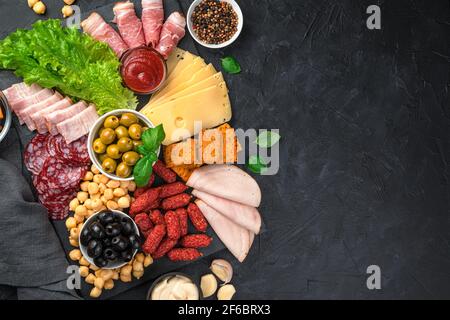 Une table de hors-d'œuvre avec de la charcuterie et des fromages. Saucisses, jambon, olives, fromage et biscuits secs pour le buffet. Banque D'Images