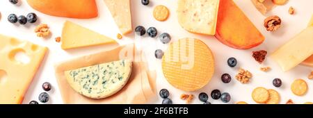 Panorama de la variété de fromages. Divers fromages, tournés d'en haut Banque D'Images