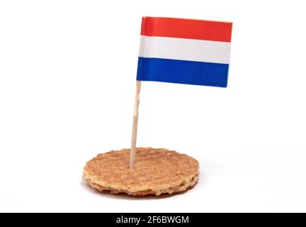 Minuscule gaufre hollandaise au caramel, stropwafel rond, isolée sur fond blanc Banque D'Images