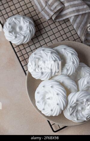 Nids de meringue vides, fond de pierre clair. Concept pour un délicieux dessert sucré. Vue de dessus. Mise au point sélective. Banque D'Images