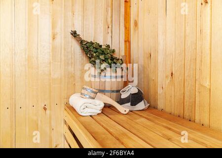 Détails de l'intérieur sauna Finlandais hammam avec sauna traditionnel bassin accessoires balai bouleau écope feutre absorbant. Ancien bain public traditionnel russe Banque D'Images