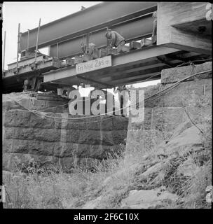 La superstructure est activée sur le viaduc en rouge, sur le tronçon entre Sollefetå et Långsele. Banque D'Images