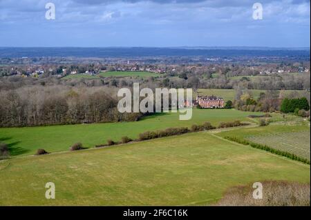 Vue vers le nord sur Danny House et Hurstpierpoint et Hassocks villages de Wolstonbury Hill dans le parc national de South Downs à West Sussex, Angleterre. Banque D'Images