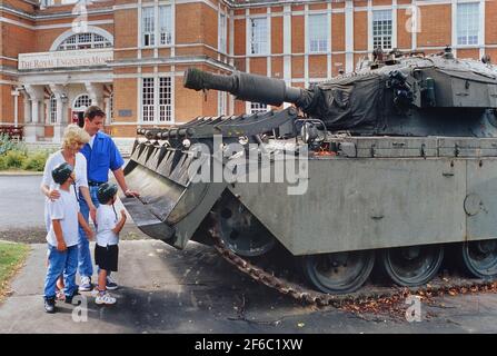 Une famille qui regarde un char Centurion AVRE devant le Royal Engineers Museum, la bibliothèque et les archives, Gillingham, Kent, Angleterre, ROYAUME-UNI Banque D'Images