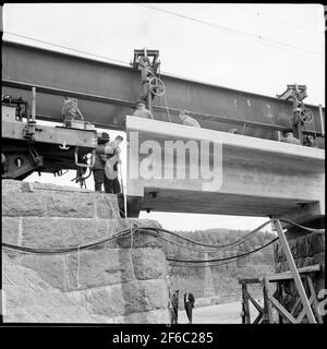 La superstructure est activée sur le viaduc en rouge, sur le tronçon entre Sollefetå et Långsele. Banque D'Images