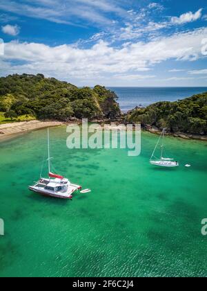 Vue en grand angle de deux bateaux amarrés dans des eaux turquoise claires. Vue aérienne de la Nouvelle-Zélande paysages et paysages fantastiques. Banque D'Images