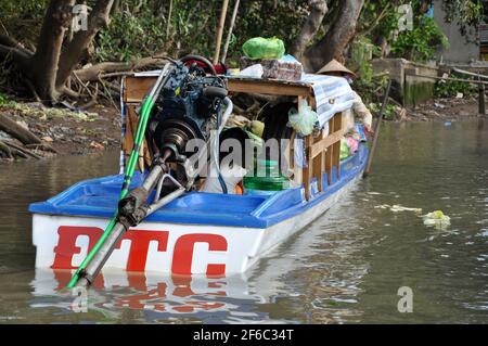 CAI RANG, VIETNAM - 17 FÉVRIER 2013: Personnes voyageant et travaillant avec leurs bateaux en bois dans le delta du Mékong où le transport n'est possible que sur b Banque D'Images