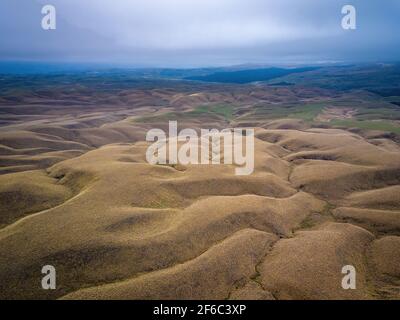 Sol brun paysage vallonné de drone. Ciel couvert. Vue aérienne de la Nouvelle-Zélande paysages et paysages fantastiques. Banque D'Images