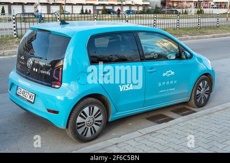 Volkswagen e-Up ! Pour le programme de partage de voiture électrique Spark garée dans la rue du quartier résidentiel de Sofia, Bulgarie, Europe de l'est, UE Banque D'Images