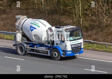 Steve Taylor Haulage Ltd franchise Hauler pour Aggregate Industries; camions de livraison de ciment, camions, véhicules lourds, transport, Camion, porte-bagages, DAF LF, industrie européenne du transport commercial HGV, M6 à Manchester, Royaume-Uni Banque D'Images