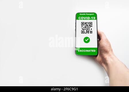 personne vaccinée utilisant l'application de passeport numérique de santé dans le téléphone mobile pour voyager pendant la pandémie de covid-19 Banque D'Images