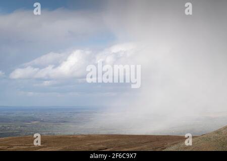 Douche à neige qui balaie la vallée de l'Eden à Cumbria, Royaume-Uni. Banque D'Images