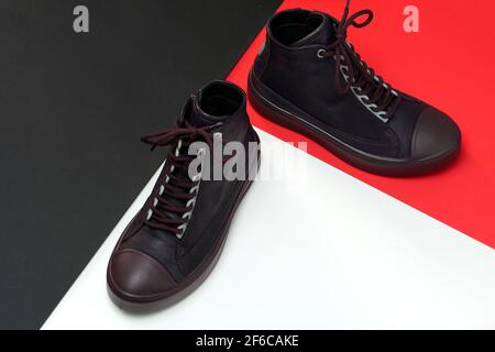 Une paire de chaussures ou de baskets tendance sur un arrière-plan coloré avec un espace pour le texte Banque D'Images