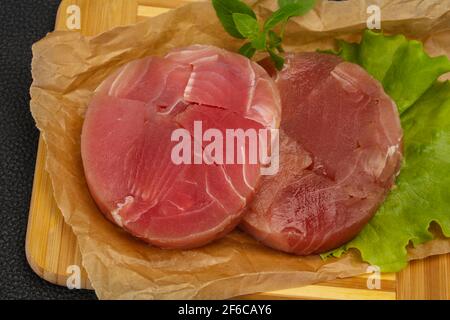 Raw tuna steak ronde prêt pour grill Banque D'Images
