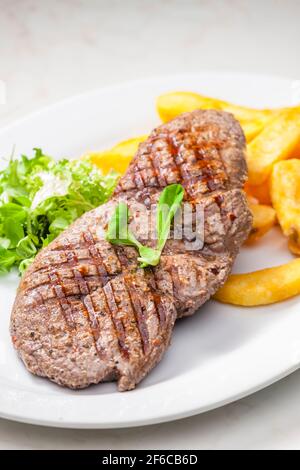 steak de bœuf avec frites maison et salade de légumes Banque D'Images