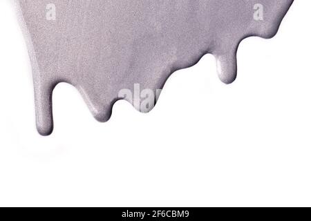 Des gouttes de couleur de peinture liquide gris clair s'écoulent sur un fond blanc isolé. Toile de fond abstraite argentée avec motif goutte d'eau fluide. Peinture acrylique avec Banque D'Images