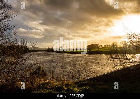 Coucher de soleil sur la rivière Dee à Glenlochar Bridge, un après-midi d'hiver, Dumfries et Galloway, Écosse Banque D'Images