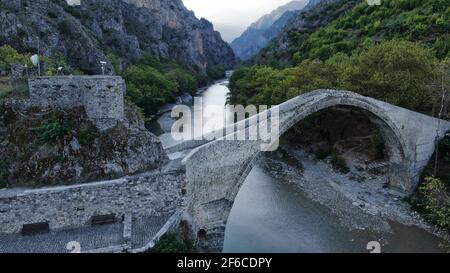 Ancien pont de pierre de Konitsa, rivière Aoos, vue aérienne sur les drones, Epirus, Grèce Banque D'Images