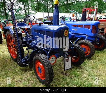 Itterbeck, Basse-Saxe, Allemagne - juin 19 2016 exposition de tracteurs classiques. Deux tracteurs Lanz bleus Banque D'Images