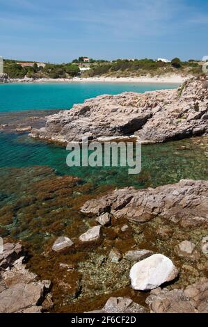 acqua cristallina, sabbia bianca e rocce colorate à la plage de la Bobba, Carloforte, île de San Pietro, Sardaigne Banque D'Images