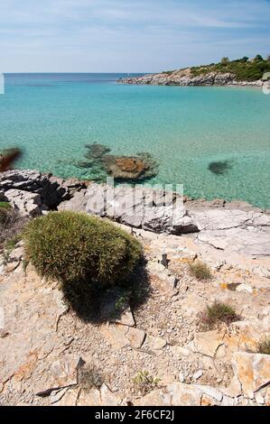 acqua cristallina, sabbia bianca e rocce colorate à la plage de la Bobba, Carloforte, île de San Pietro, Sardaigne Banque D'Images