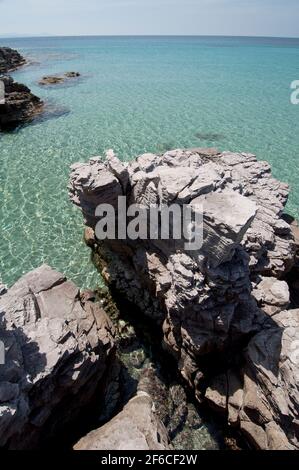 acqua cristallina, sabbia bianca e rocce colorate à la plage de la Bobba, Carloforte, île de San Pietro, Sardaigne Banque D'Images