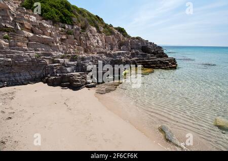 acqua cristallina, sabbia bianca e rocce colorate à la plage de la Bobba, Carloforte, île de San Pietro, Sardaigne Banque D'Images