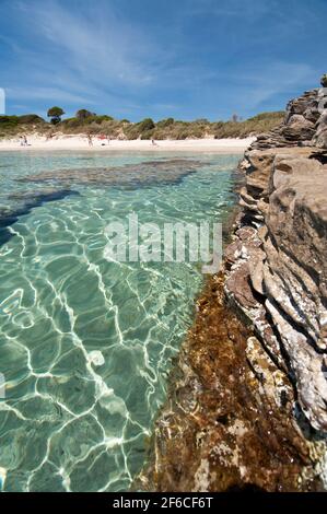 acqua cristallina, sabbia bianca e rocce colorate à la plage de la Bobba, Carloforte, île de San Pietro, Sardaigne Banque D'Images