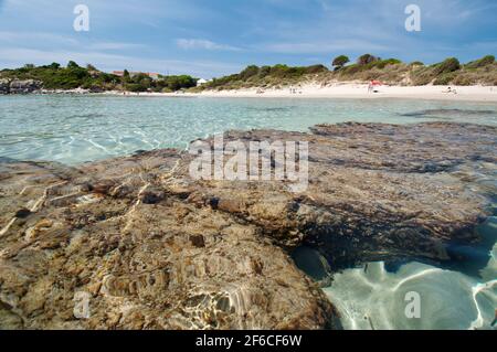 acqua cristallina, sabbia bianca e rocce colorate à la plage de la Bobba, Carloforte, île de San Pietro, Sardaigne Banque D'Images