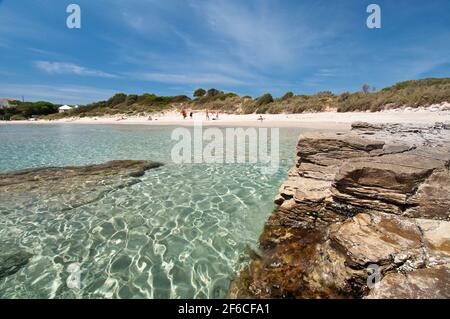 acqua cristallina, sabbia bianca e rocce colorate à la plage de la Bobba, Carloforte, île de San Pietro, Sardaigne Banque D'Images