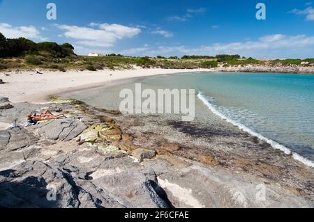 acqua cristallina, sabbia bianca e rocce colorate à la plage de la Bobba, Carloforte, île de San Pietro, Sardaigne Banque D'Images