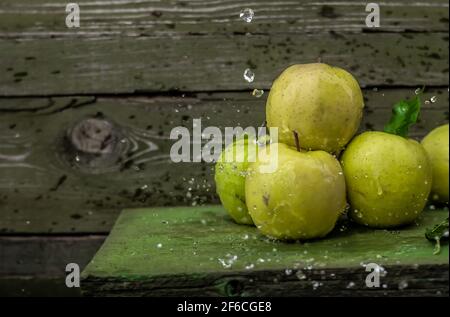 Éclaboussures d'eau sur les pommes vertes Banque D'Images