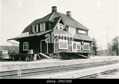 Maison de la gare de Lillhamra. Le numéro d'immatriculation de la voiture, X5433, probablement une vieille chevrolet. Carrel en bois destiné au transport de fret de la plate-forme à la remorque de fret et à l'arrière. Banque D'Images