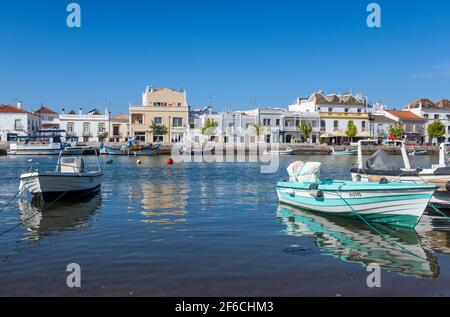 Bateaux de pêche à Tavira; Algarve de l'est; Portugal Banque D'Images