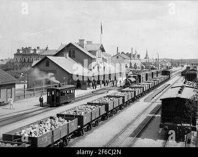 Gare centrale d'Eskilstuna. La gare a été construite par Oxelösund - Flen - Västmanland Railway, OFWJ, 1876. Le nom Eskilstuna Central a été ajouté en 1895 lorsque le chemin de fer de Norra Södermanland a ouvert la gare d'Eskilstuna au nord et la gare d'Esilstuna Södra. Le chapeau sur la gauche sur la photo devrait avoir une route très fréquentée Eskilstuna-Kvrunsund au moins aussi tard que 1905 .Garloket devant la maison de gare est l'une des sept locomotives que l'OFWJ a acquis de Stewart Manchester Angleterre 1874-1875. Sur la piste au milieu de l'image, plusieurs wagons de minerai à trois essieux sont visibles de l'OFWJ et de Frövi-Ludvika Banque D'Images