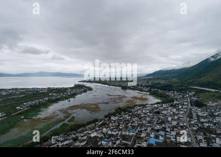 Photographie aérienne de villages ruraux au bord du lac Erhai à Dali, province du Yunnan Banque D'Images