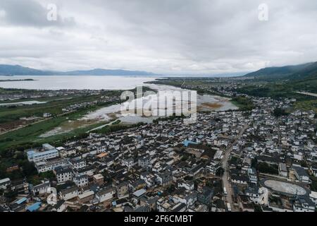 Photographie aérienne de villages ruraux au bord du lac Erhai à Dali, province du Yunnan Banque D'Images