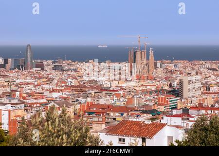 La Sagrada Familia et la Torre Glories, autrefois connue sous le nom de Torre Agbar avec Barcelone et la mer en arrière-plan Banque D'Images