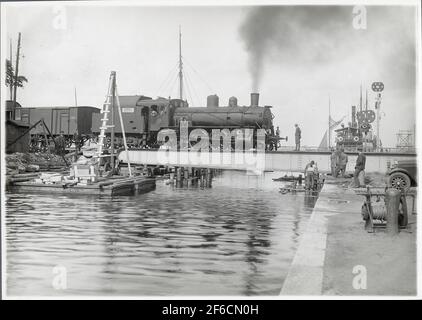 Pont tournant sur le canal à Jönköping. Les chemins de fer de l'État, SJ TB 890 et SJ G 24009. Banque D'Images