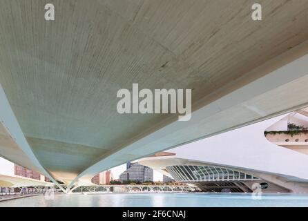 Vue sur l'Opéra depuis le pont. Ville des Arts et des Sciences de Santiago Calatrava Banque D'Images