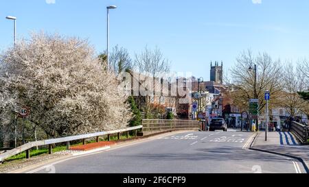 EAST GRINSTEAD, WEST SUSSEX, Royaume-Uni - MARS 29 : route d'approche vers East Grinstead le 29 mars 2021. Trois personnes non identifiées Banque D'Images