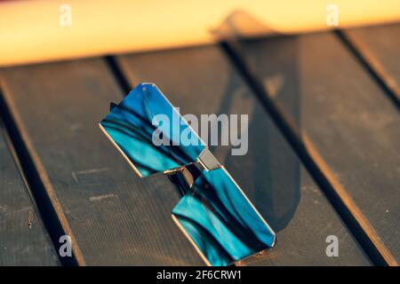 Modèle de lunettes de soleil surdimensionnées avec verres bleus tirer à l'extérieur dans un jour de sumer gros plan . Mise au point sélective Banque D'Images