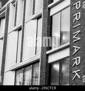 Image en noir et blanc d'UN grand magasin Primark fermé Au cours du verrouillage du coronavirus Covid-19 sans personne Banque D'Images