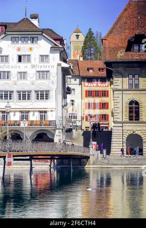 Vue sur les bâtiments pittoresques de Lucerne par la rivière Reuss, canton de Lucerne, Suisse. Banque D'Images