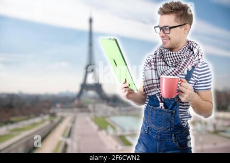 Jeune homme attrayant avec un ordinateur portable et un café. Banque D'Images