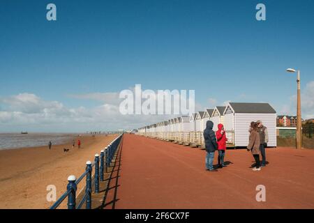 St Annes on Sea, Lancashire. Personnes s'arrêtant pour une discussion sur la promenade de Lytham St Annes. Banque D'Images