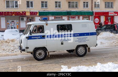 16 février 2021, Orel, Russie. Une voiture de police UAZ 2206 dans une rue à Oryol lors d'une chute de neige. Banque D'Images